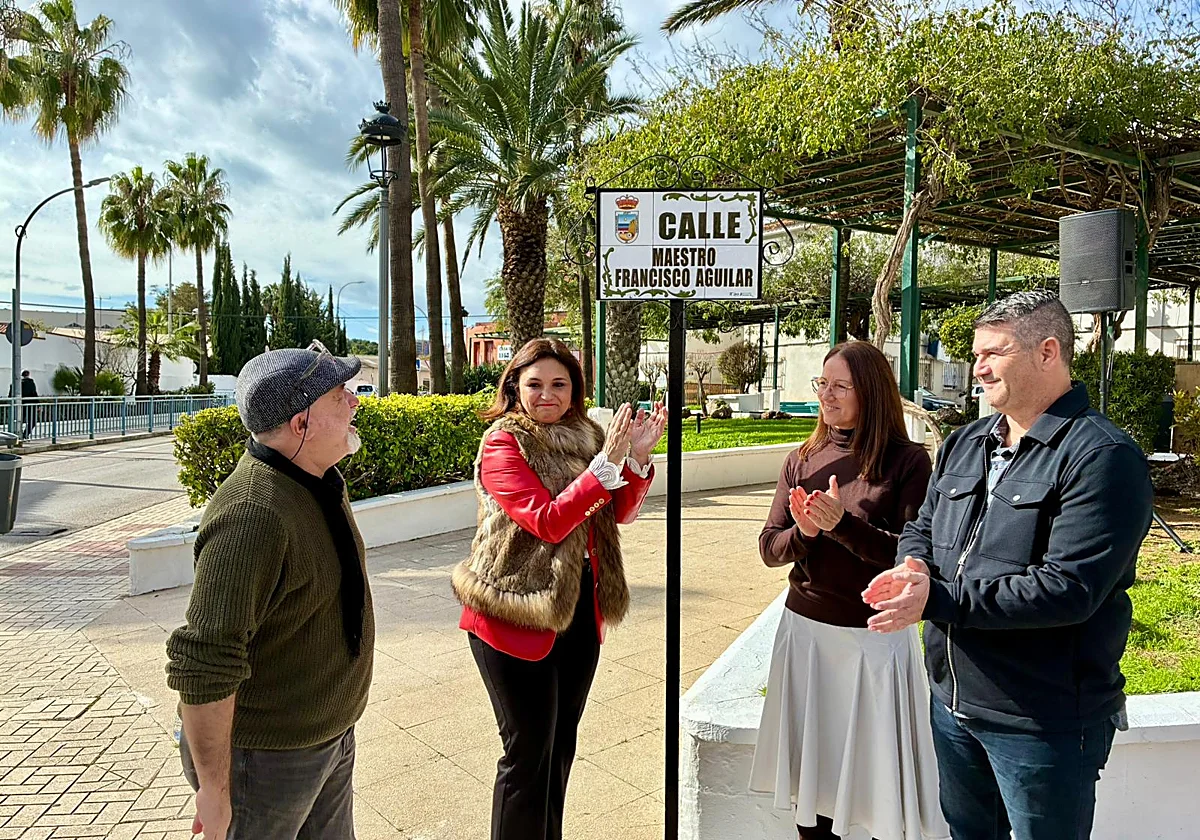 Torremolinos homenajea con una calle a «don Francisco» por toda una vida dedicada a la enseñanza en el colegio La Paz