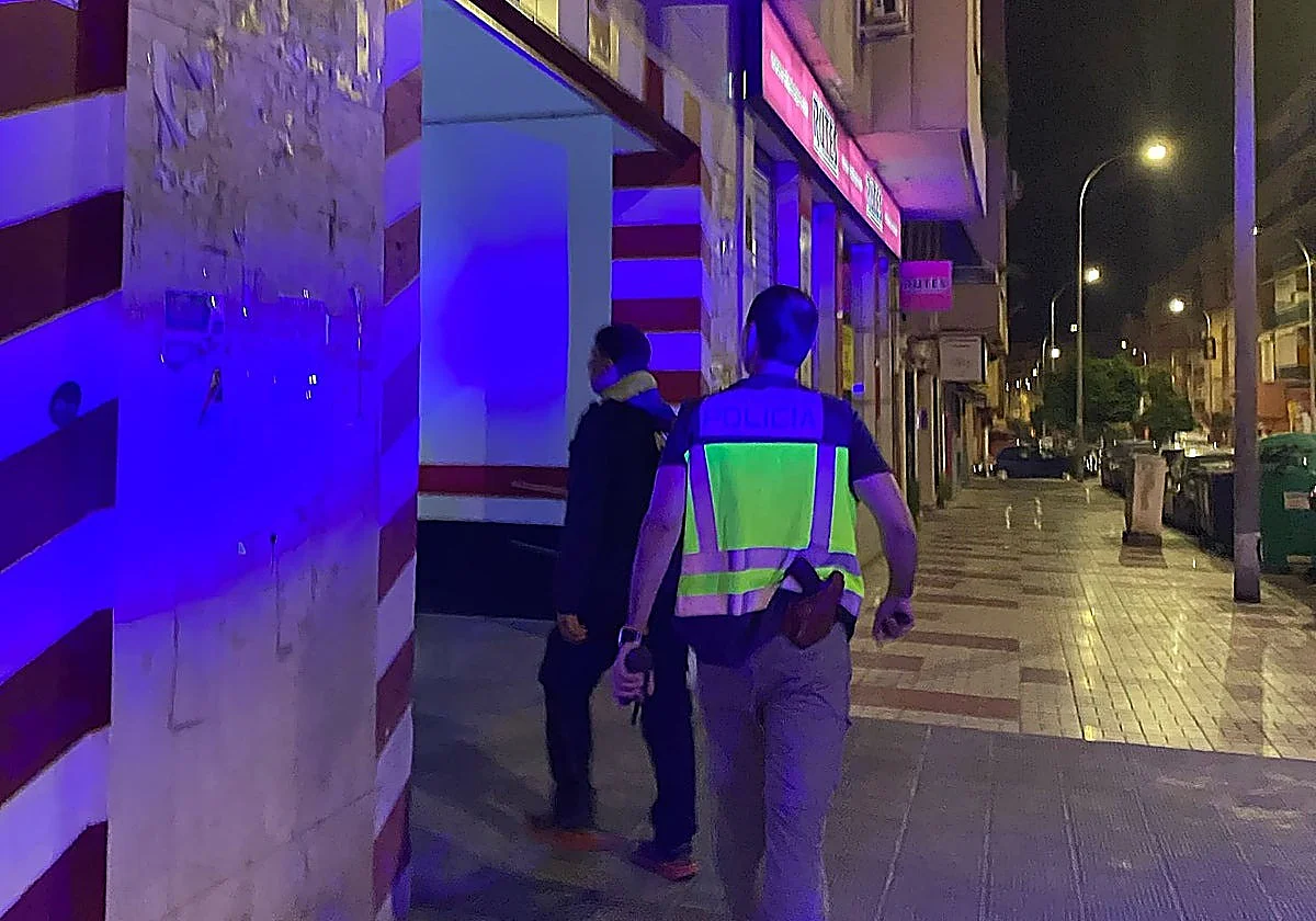 Denuncian el asalto a dos adolescentes de 14 años con una pistola y dos machetes en Málaga