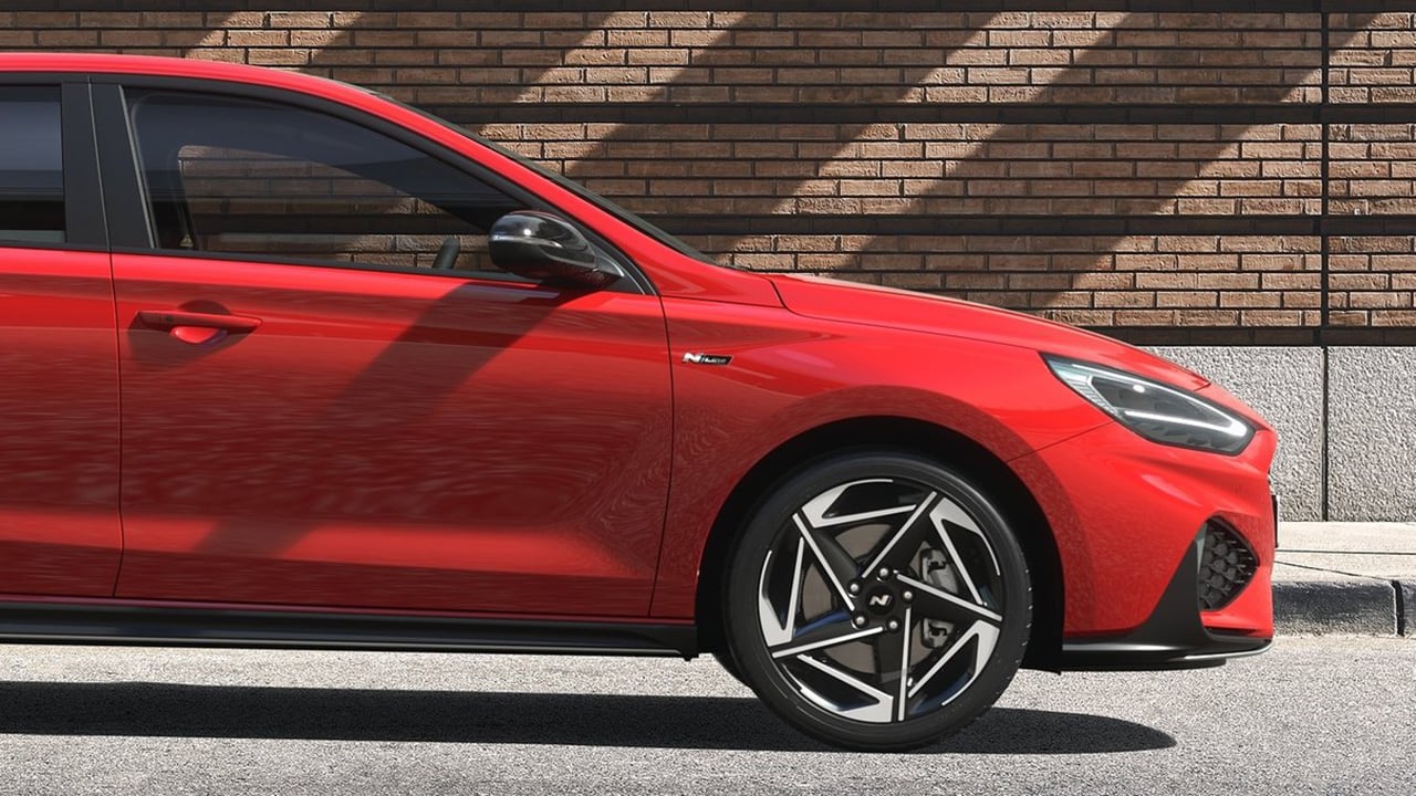 El compacto con el que sueñan las marcas chinas baja 5.400 € y, con etiqueta ECO y 395 litros de maletero, ahora es más barato