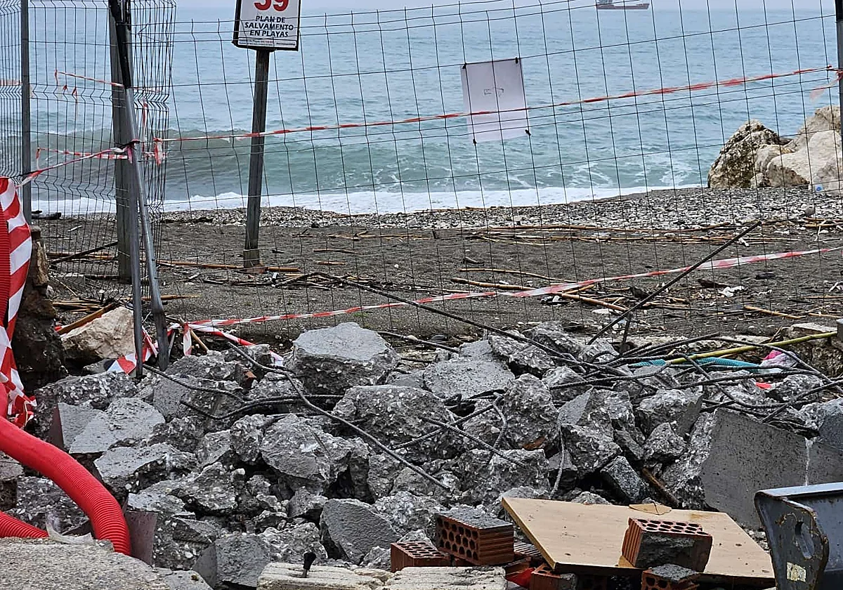 El temporal afecta a las obras del paseo marítimo de Pedregalejo en Málaga