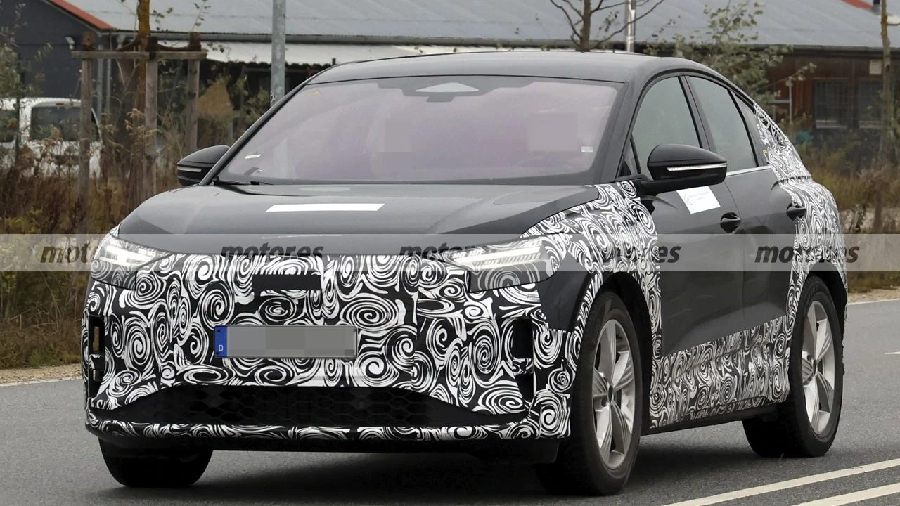 El Audi Q4 e-tron 2026 se deja ver, un pequeño facelift por fuera y una gran revolución tecnológica por dentro