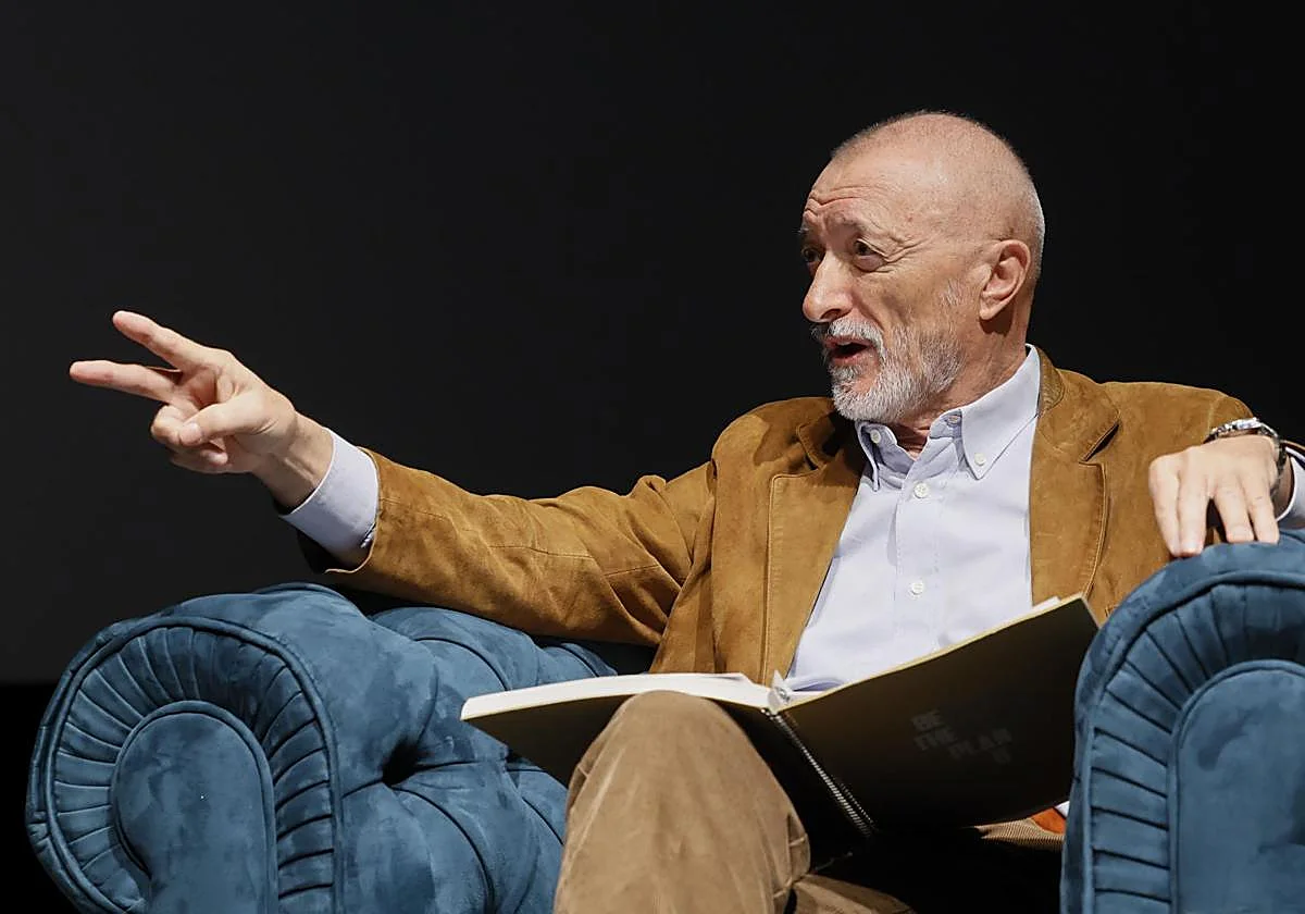 Pérez-Reverte: «Cualquier imbécil sabe que en la Guerra Civil hubo un bando ganador»