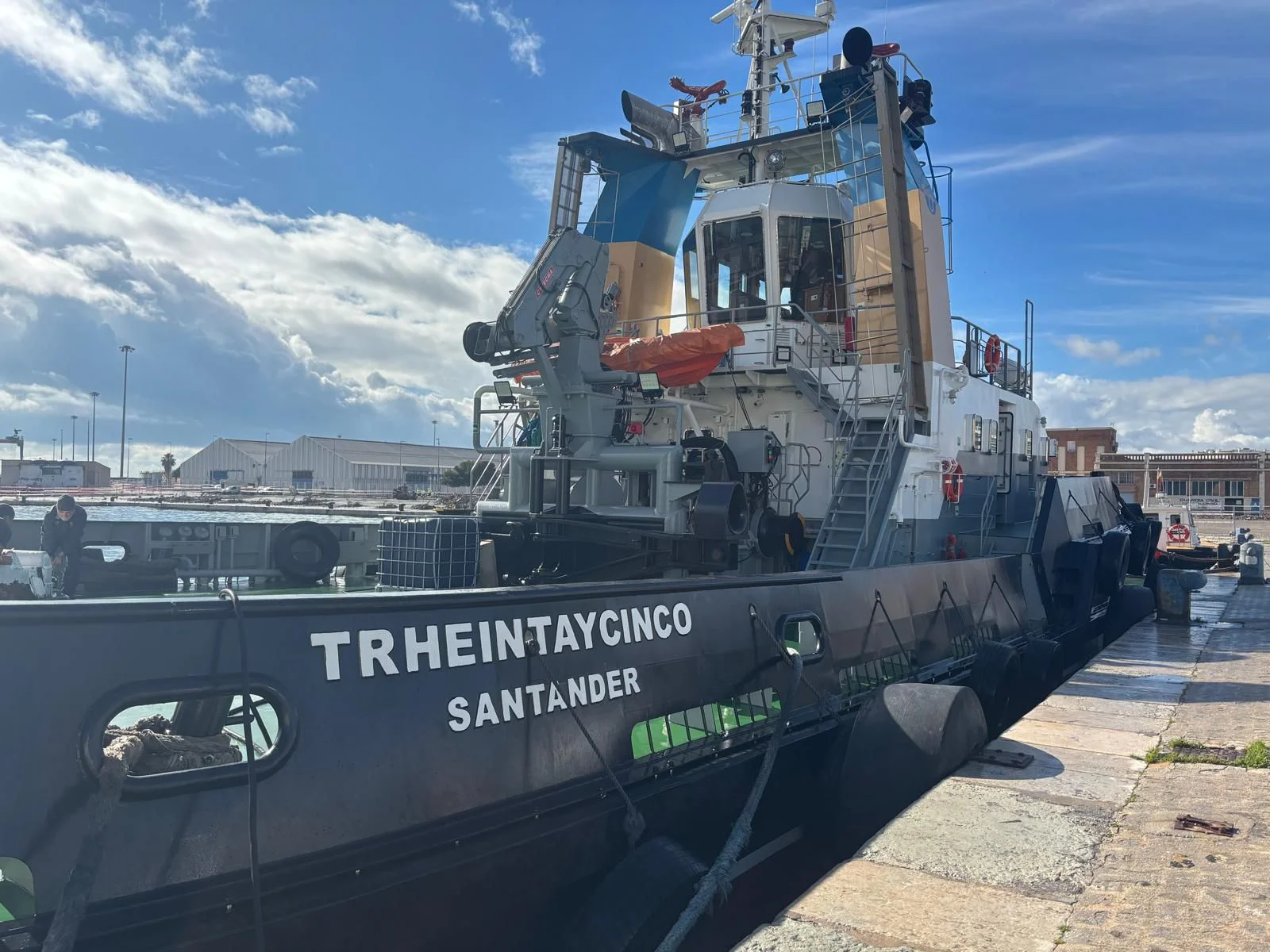 'TRHEINTAYCINCO', una nueva unidad para la flota de remolcadores de Málaga con los nombres más curiosos