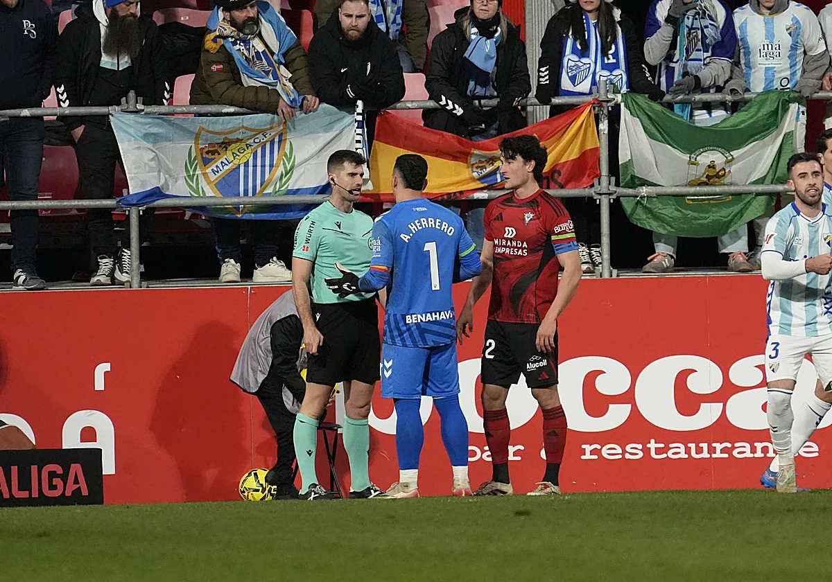 Alfonso Herrero, sobre el penalti: «A mí me parece insuficiente, el criterio arbitral varía en cada jornada y a veces es frustrante»