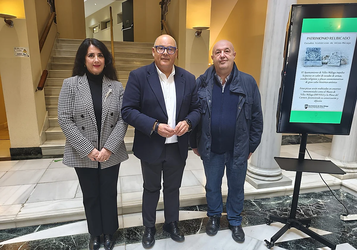 Vélez-Málaga reubica escudos y piezas históricas para poner en valor su patrimonio