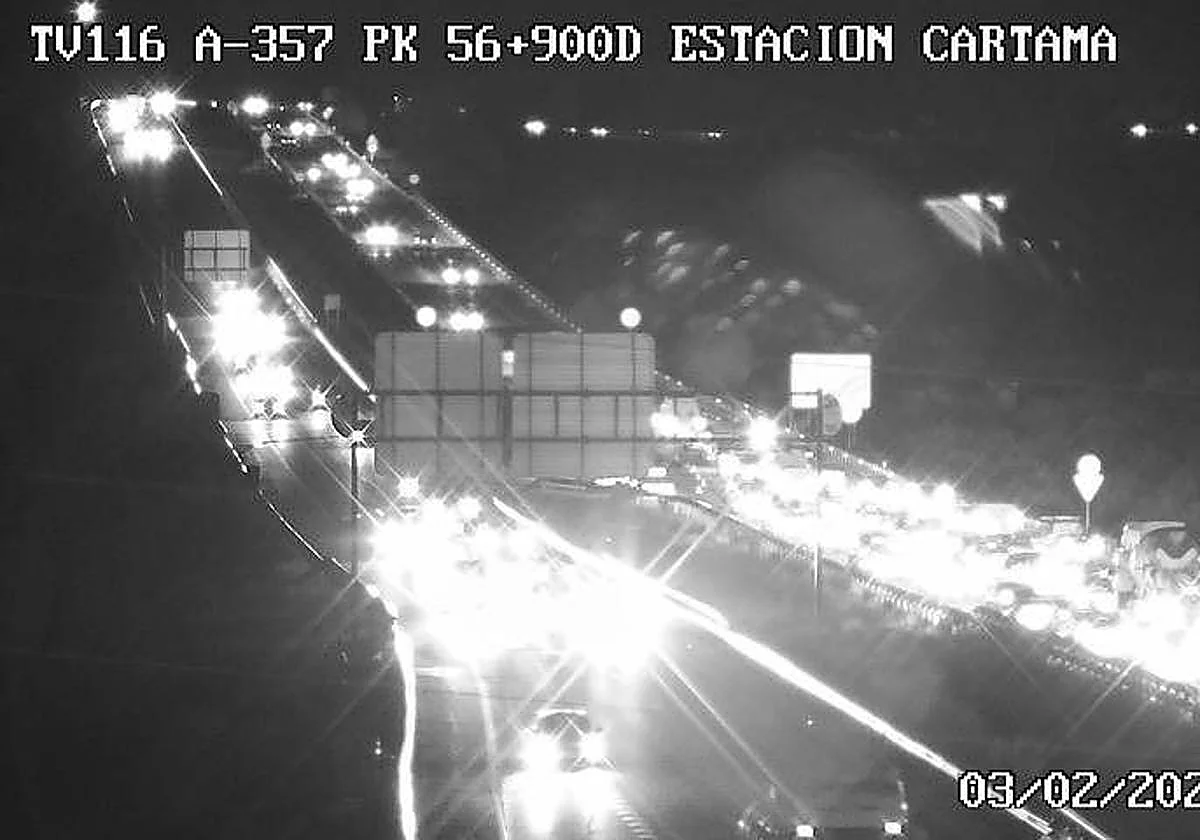 Un accidente entre dos vehículos dificulta la entrada a Málaga por la A-357 a la altura de Cártama