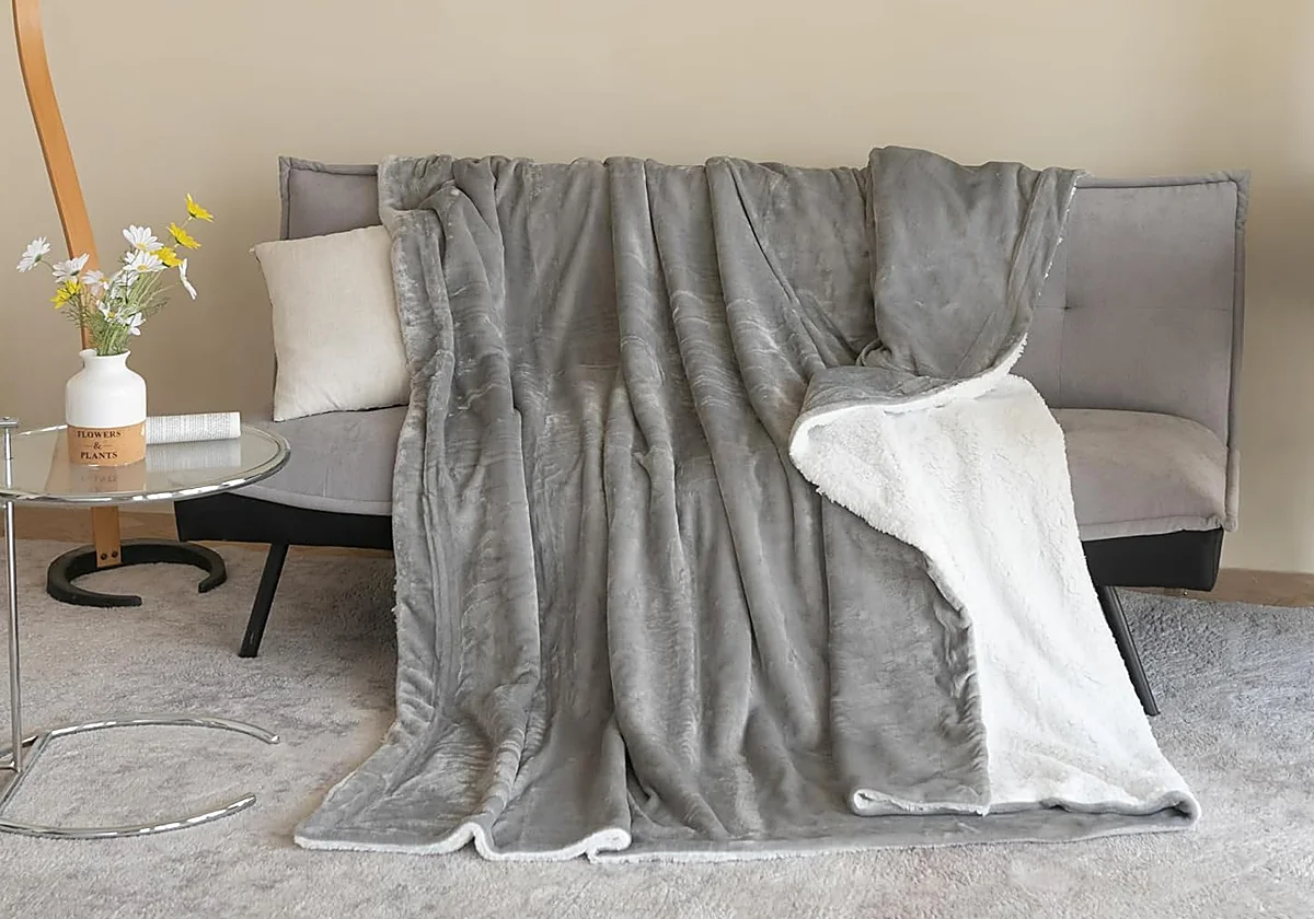 Todo lo que necesitas para una tarde de sofá perfecta son una de estas mantas suaves y cálidas