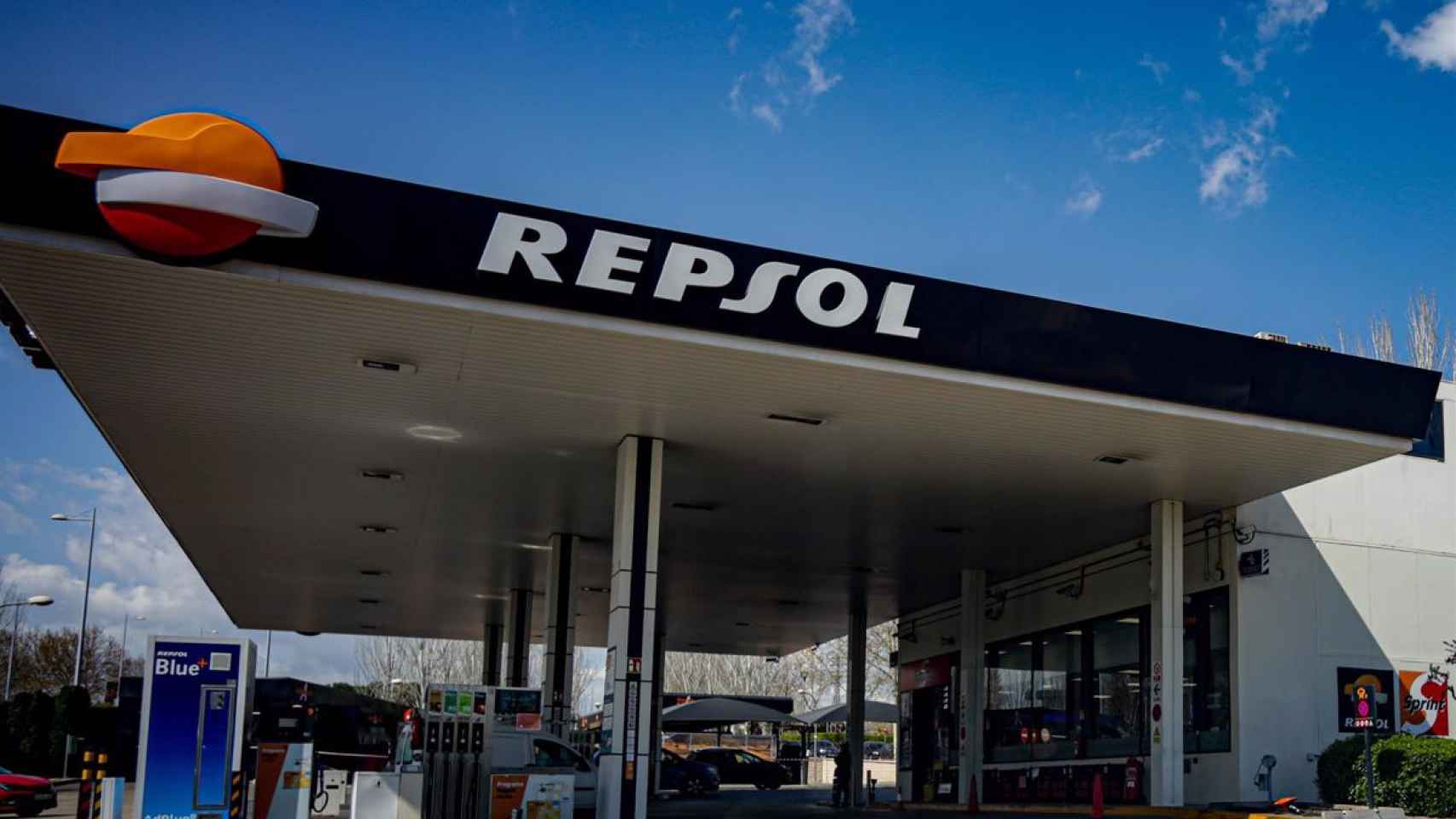 La CNMC sanciona a Repsol con 20,5M por los descuentos en las gasolineras en 2022 y prohíbe optar a contratos públicos