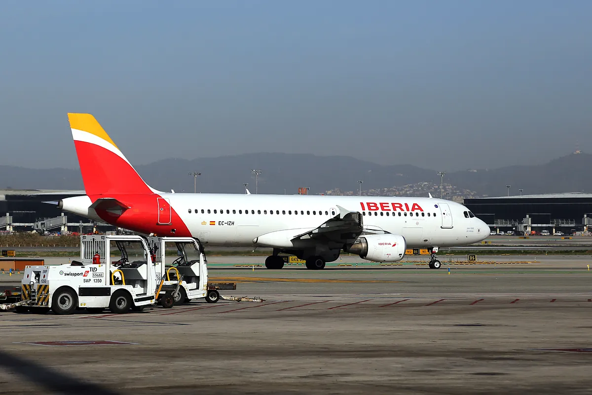 Iberia limita a 99 euros el precio de sus billetes en turista Madrid-Barcelona tras el caos ferroviario