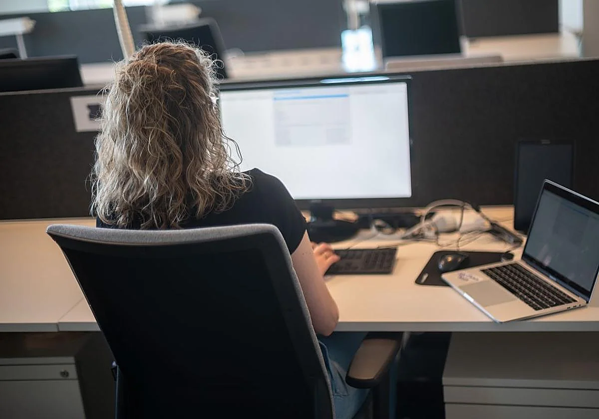 New app helps you sit up straight while at your computer