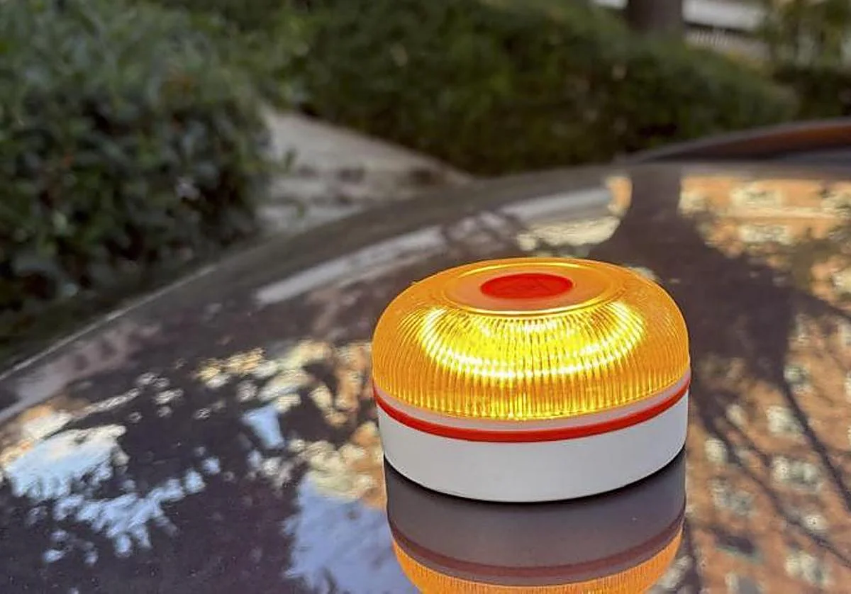 La DGT explica si los conductores están obligados a llevar la señal V27 en el coche tras la baliza V16