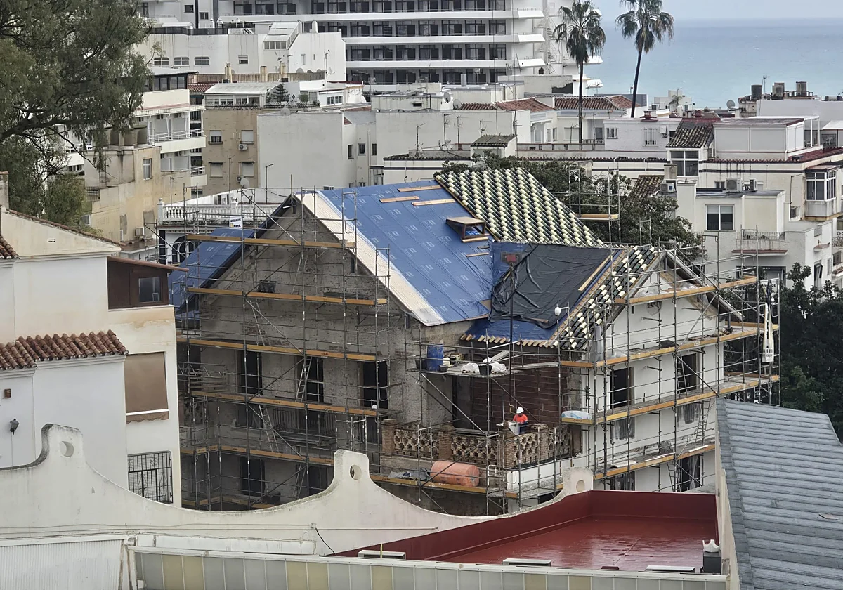 Craftsmanship rebuilds roof of the María Barrabino house in Torremolinos