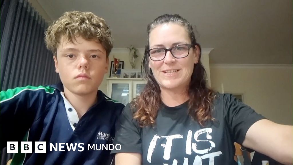 "No creo ser un héroe": el niño que nadó de forma "sobrehumana" durante 4 horas para salvar a su madre y sus hermanos