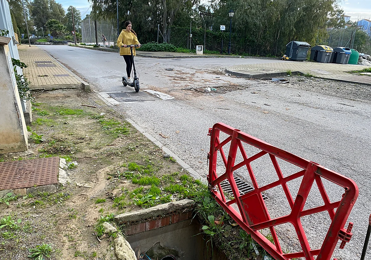 Vecinos de Camino de Cortes en Estepona denuncian el abandono en el mantenimiento de sus calles