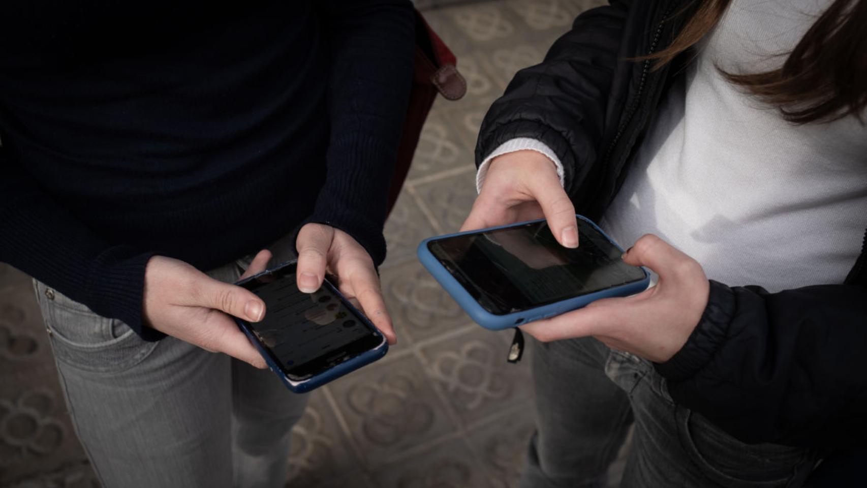 Neurólogos y psicólogos avisan que prohibir las redes se verá como un castigo a los menores: "Es matar moscas a cañonazos"