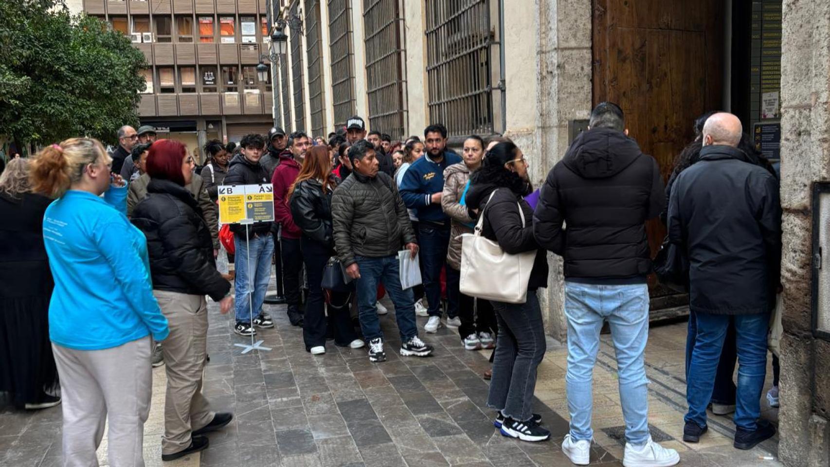 El anuncio de regularización de inmigrantes provoca colas en el Padrón de Valencia: el consistorio remite a Extranjería