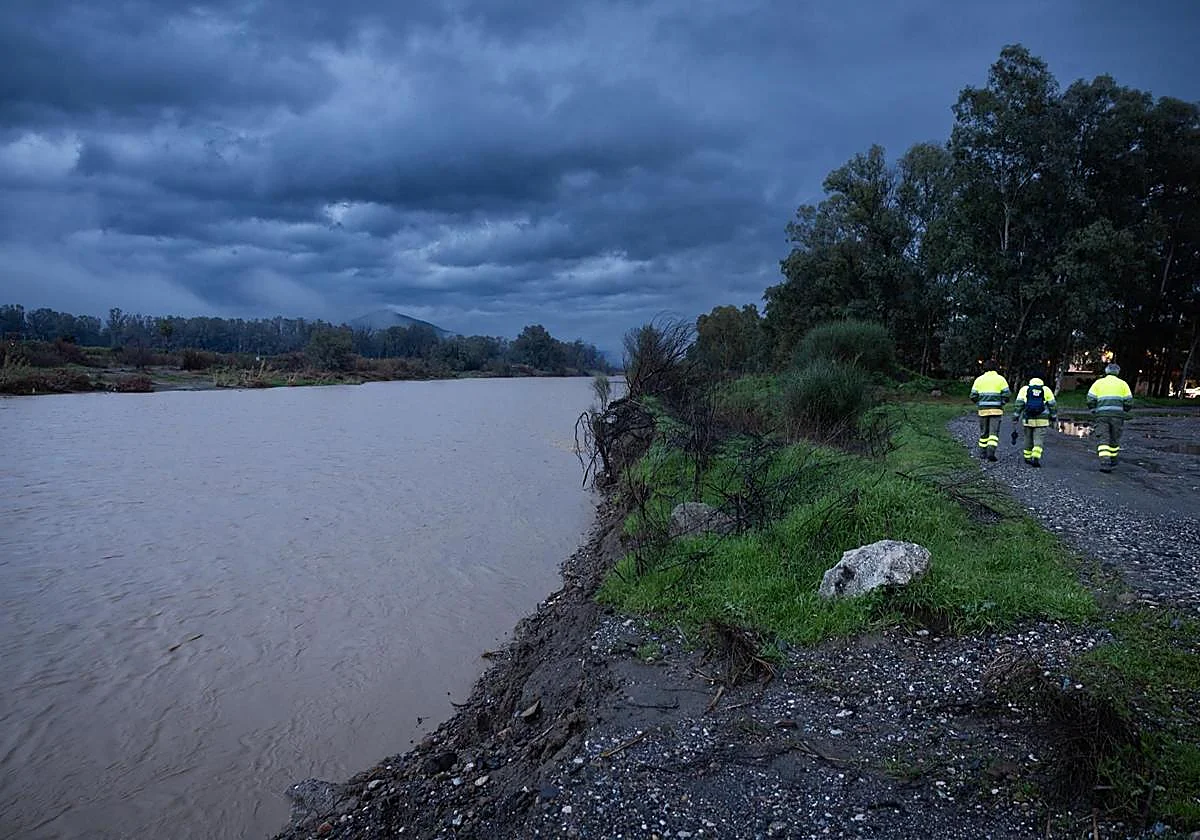La borrasca Leonardo se ajusta al guión en sus primeras horas en Málaga: lluvia intensa y siete ríos en alerta por crecida