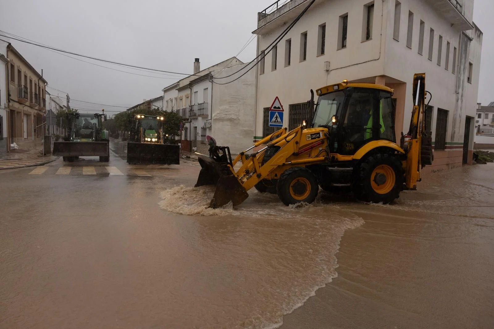 Vecinos de Almargen se organizan para achicar agua con sus tractores