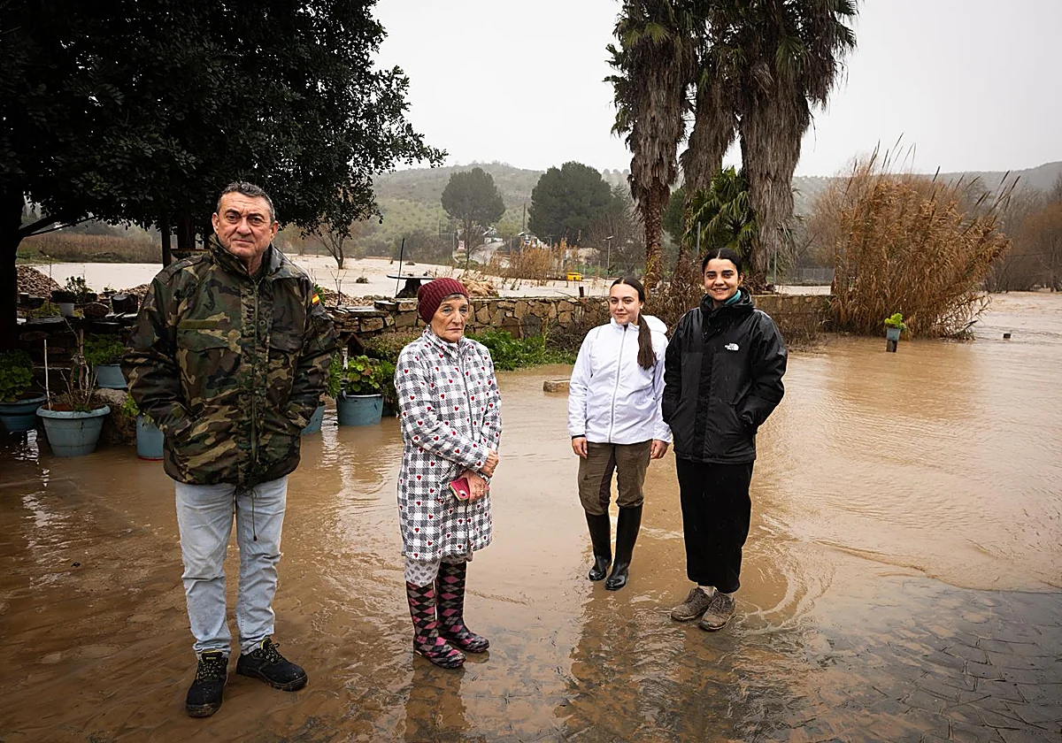 Vecinos de Teba, a orillas del río: «Nos ha empezado a entrar agua y hemos tenido que subir las cosas a las mesas»