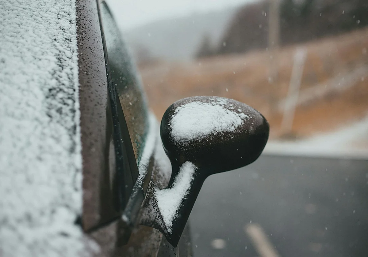 ¿Cansado de encontrarte el parabrisas y las ventanillas del coche congeladas? El truco definitivo