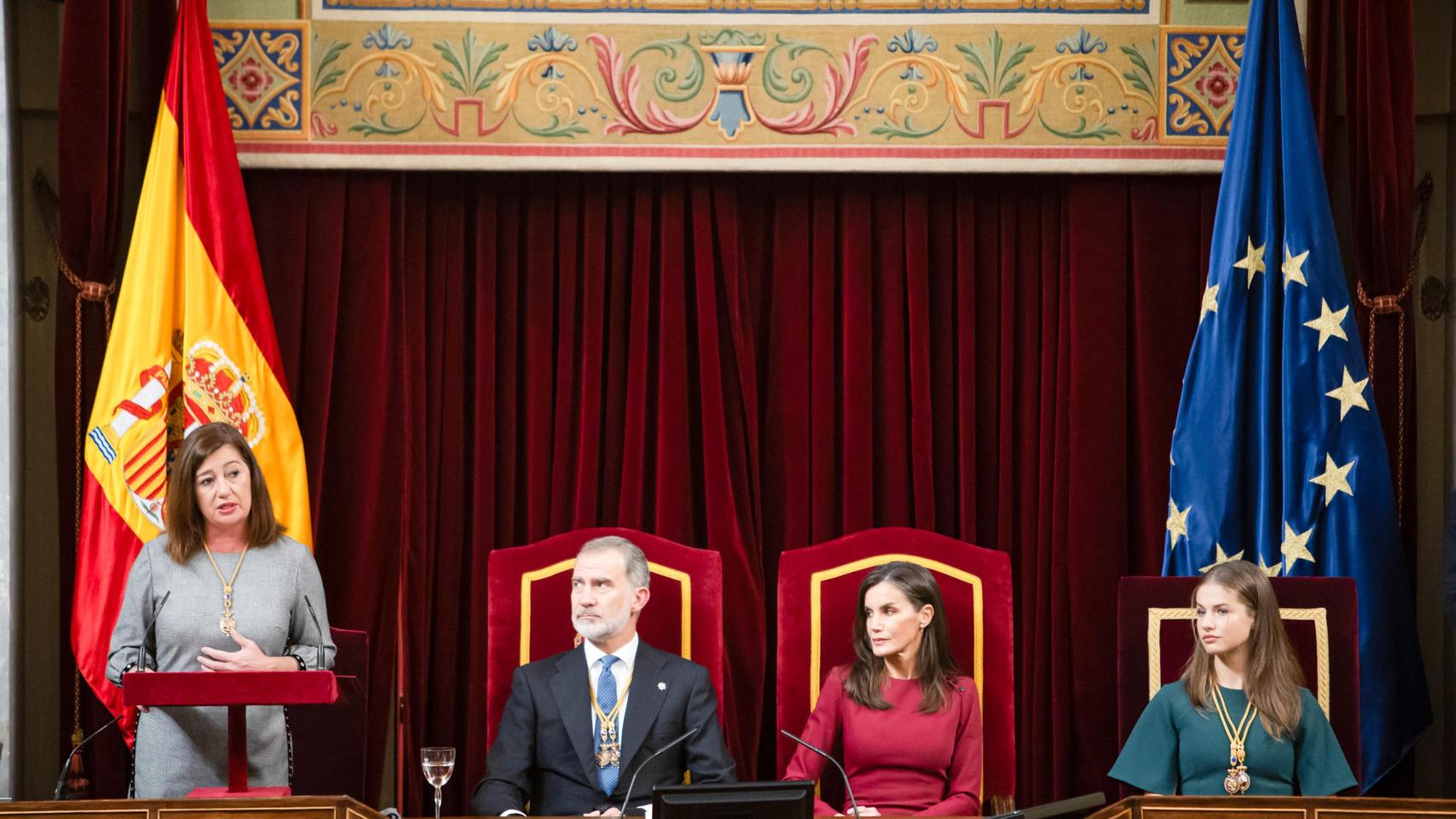 La Constitución más larga con el respaldo más corto: los socios de Sánchez y Vox plantarán a los Reyes en un pleno histórico