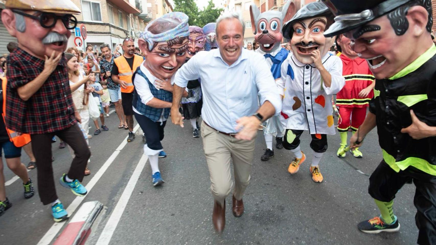 Azcón, el candidato "empático y disfrutón" que "va de duro" en Aragón: hijo de un futbolista, devoto "sin excesos" y taurino