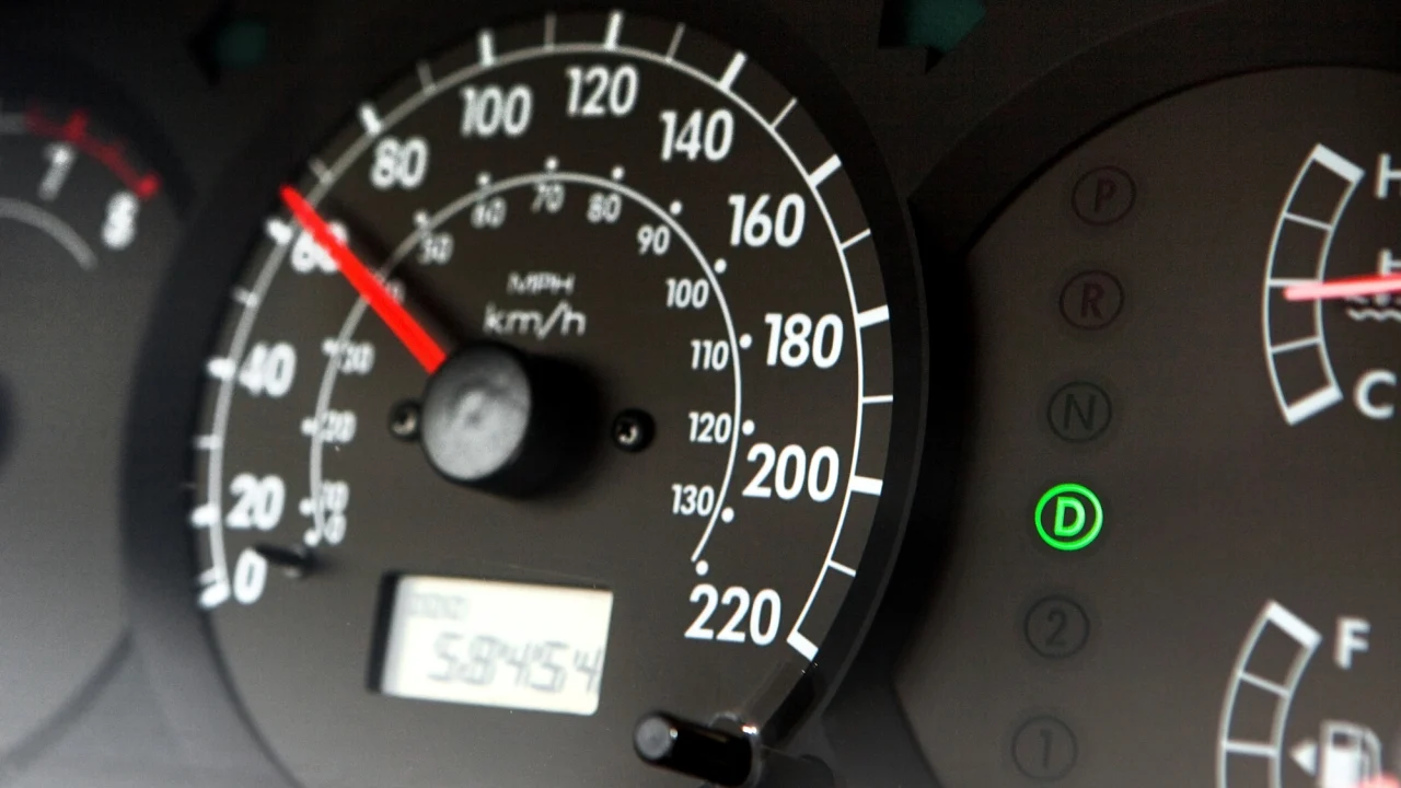 ¿Te pueden multar por circular demasiado despacio con el coche?