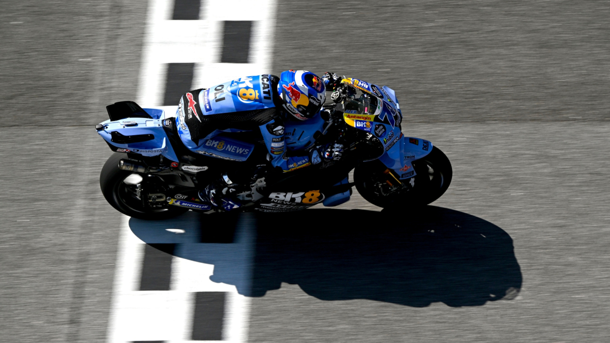 Álex Márquez vuela y Marc se cae