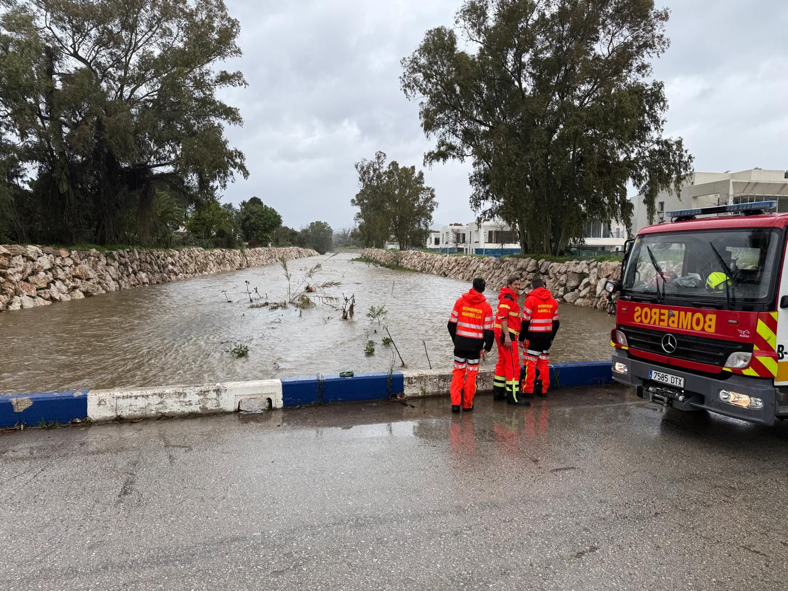 Imprudencia en pleno temporal: un adolescente intenta bañarse en el río Guadaiza de Marbella