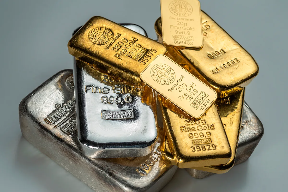 Un inversor chino que ganó 3.000 millones de dólares con el oro acierta apostando contra la plata