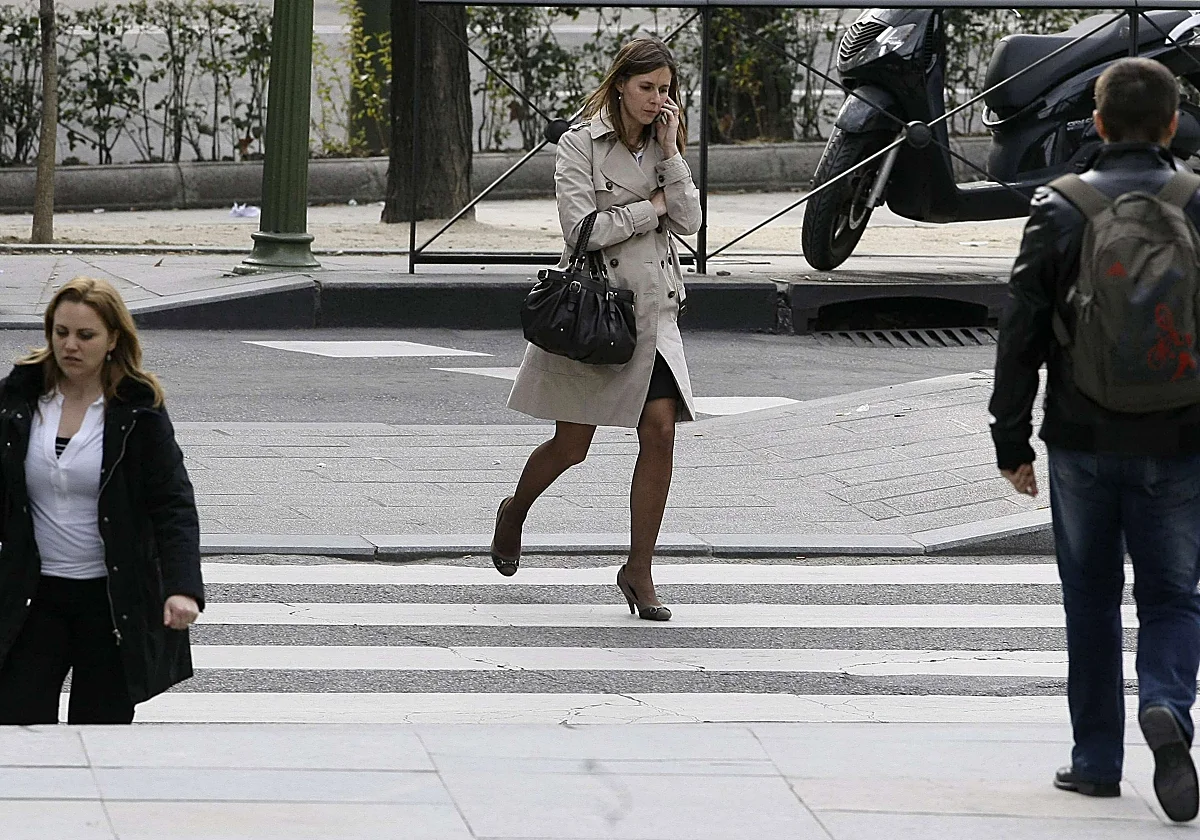 Cuatro de cada diez peatones cruza la calle con el semáforo en rojo o fuera de los pasos de cebra