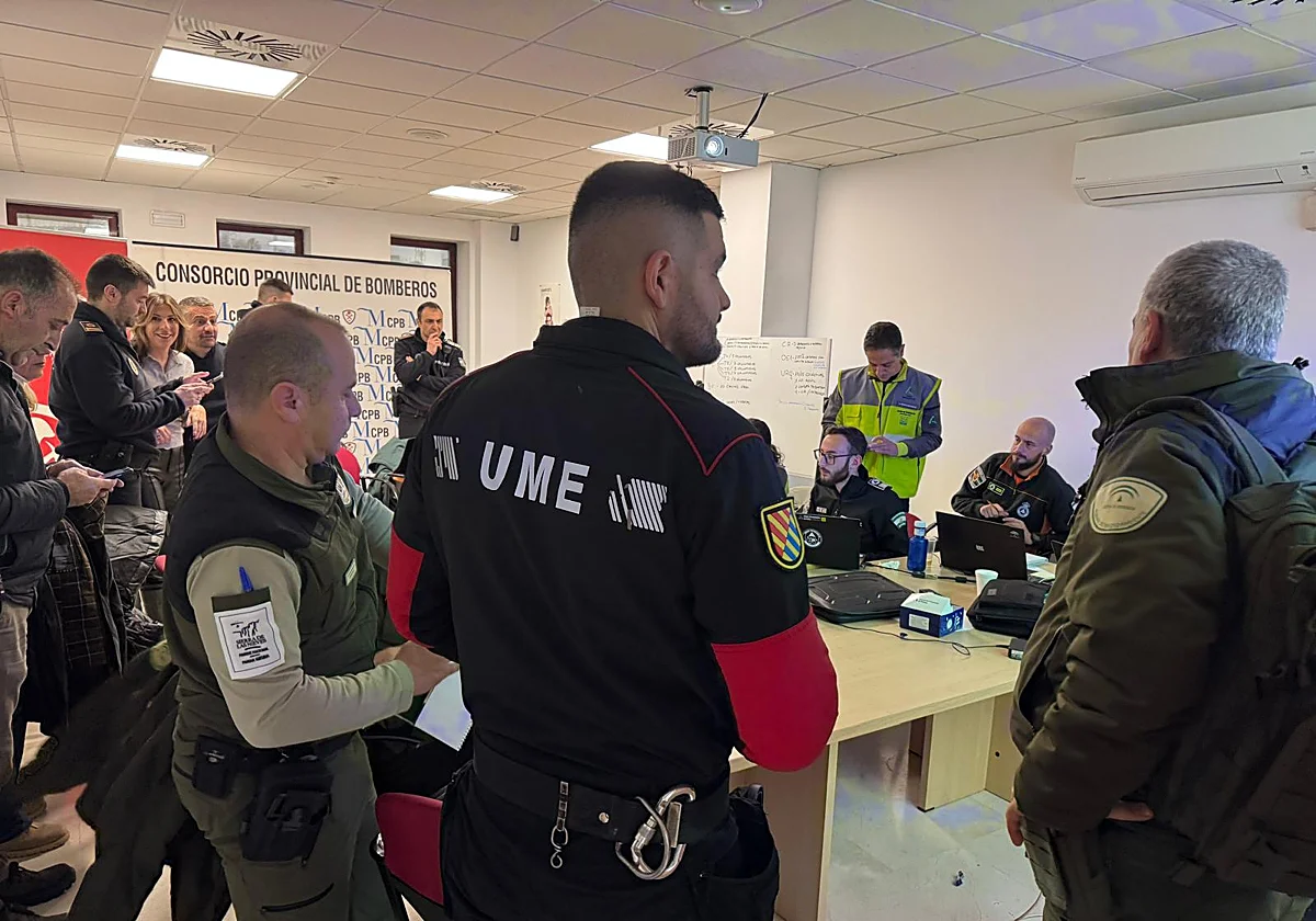 La UME trabaja para abrir paso a unos 300 vecinos incomunicados en distintos diseminados de Ronda