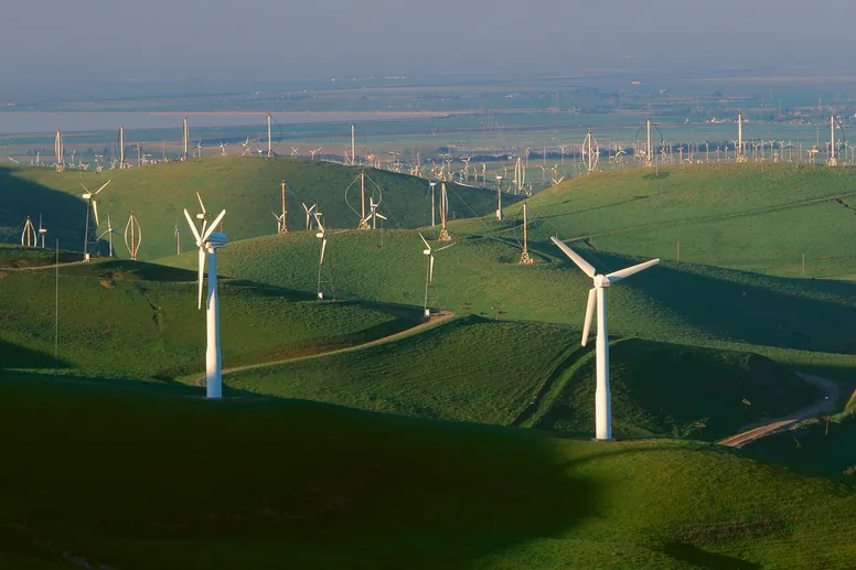 El plan de Trump para dominar la IA se ve amenazado por sus propios ataques a la energía solar y eólica