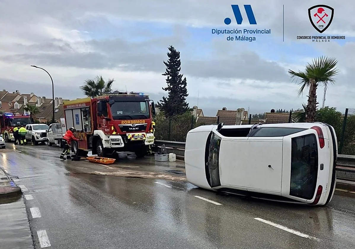 Un herido tras volcar su coche al salirse de la vía en Rincón de la Victoria