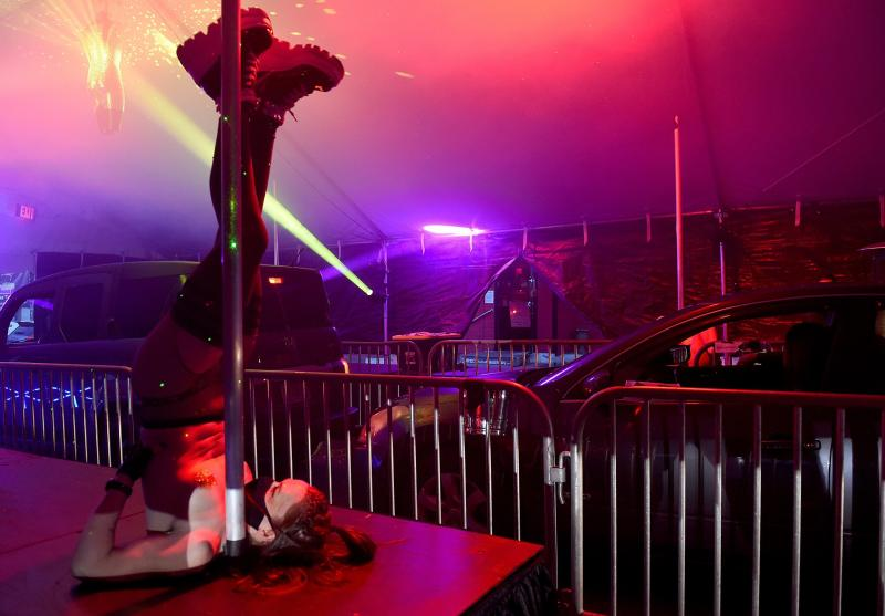 Polémica en Guadalajara por un curso de 'strip dance' solo para mujeres en San Valentín