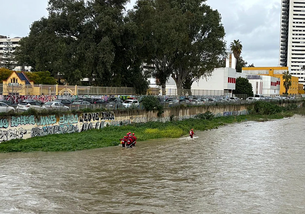 Confusión por un rescate de los bomberos en el río Guadalmedina en plena borrasca