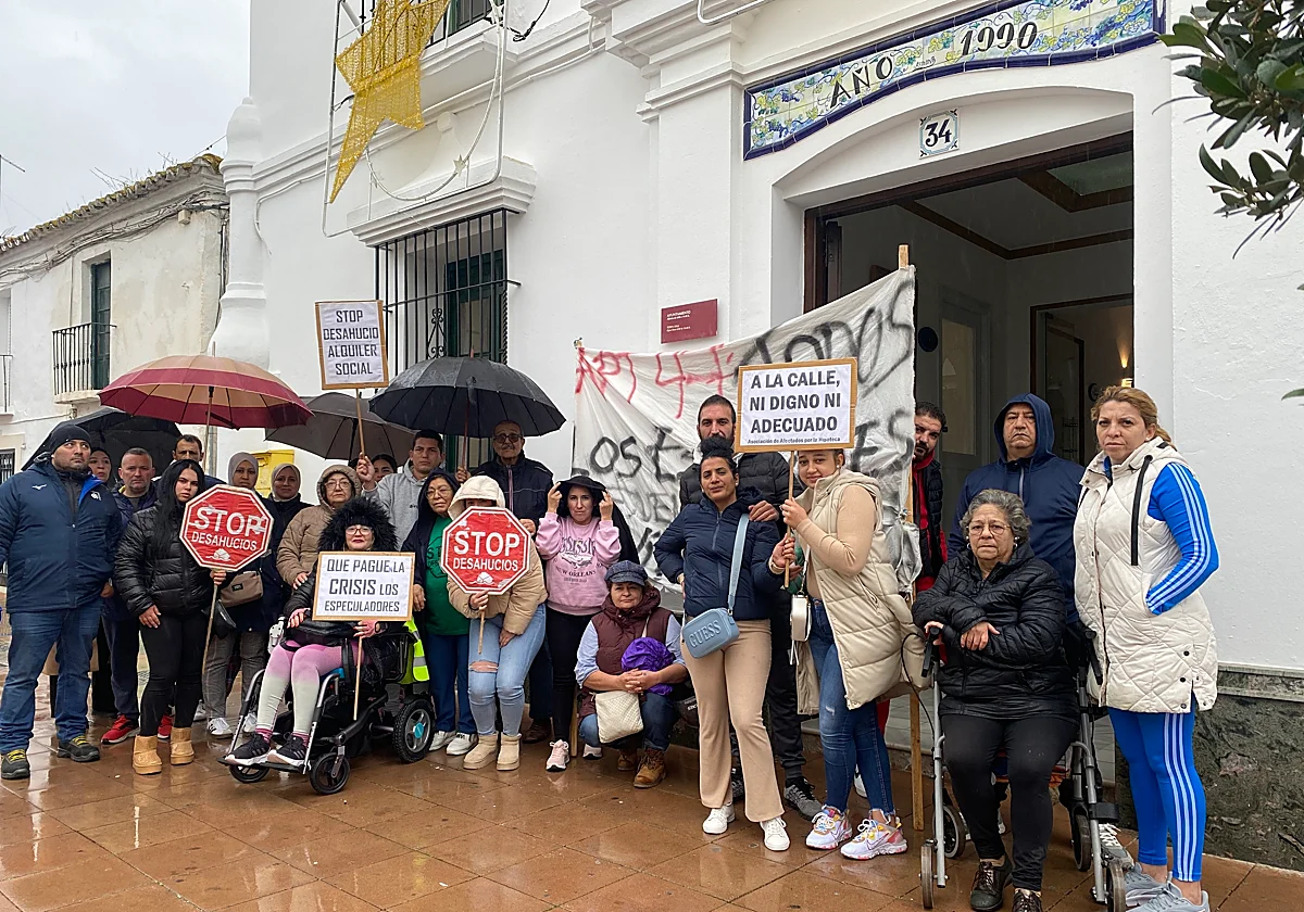 El pleno de Manilva aprueba por unanimidad una moción institucional para frenar el desalojo de 62 viviendas la próxima semana