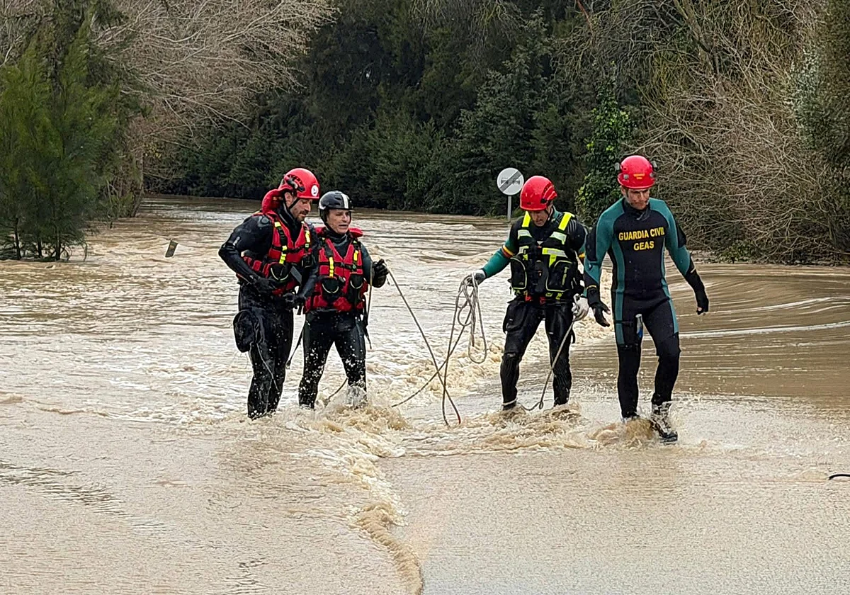 Ni en zodiac: la UME solo pudo llegar buceando al núcleo incomunicado de Casares