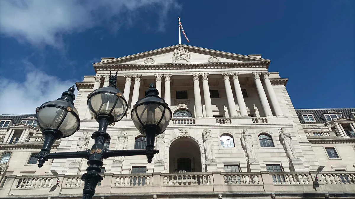 El Banco de Inglaterra mantiene tipos y recorta la previsión de PIB