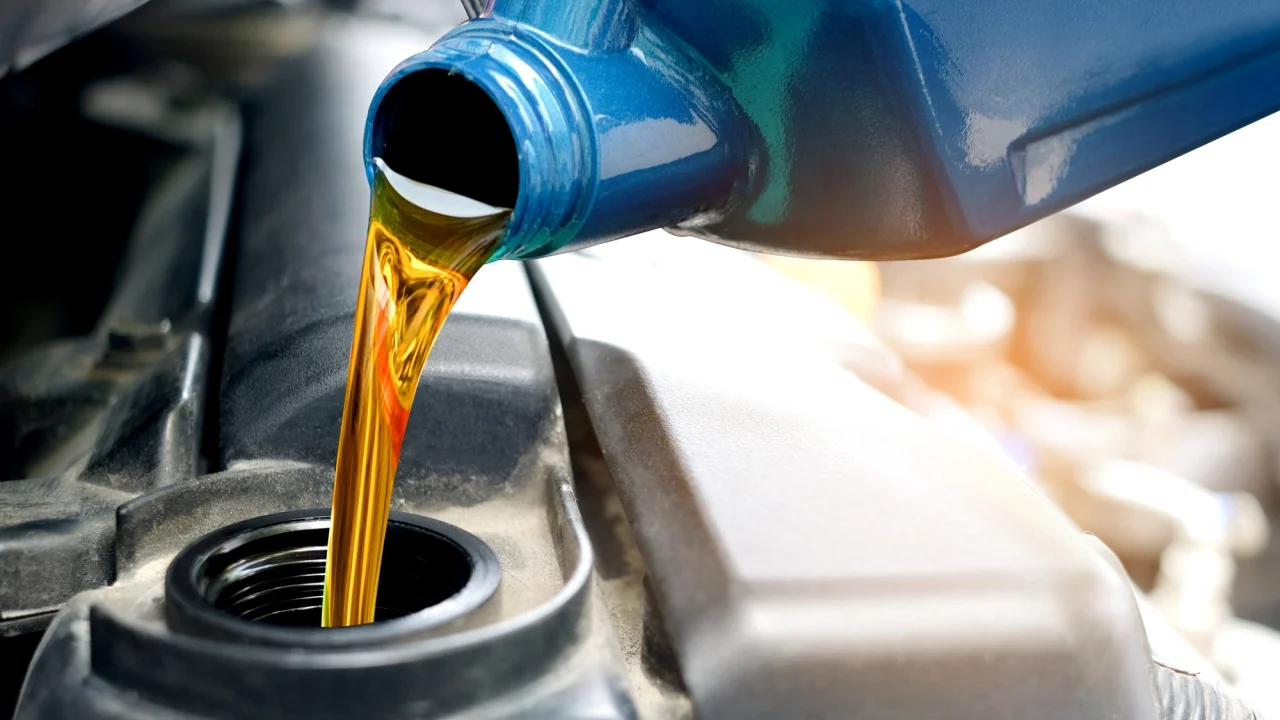 Mezclar aceites de motor: lo que pasa de verdad y cuándo te estás metiendo en un lío
