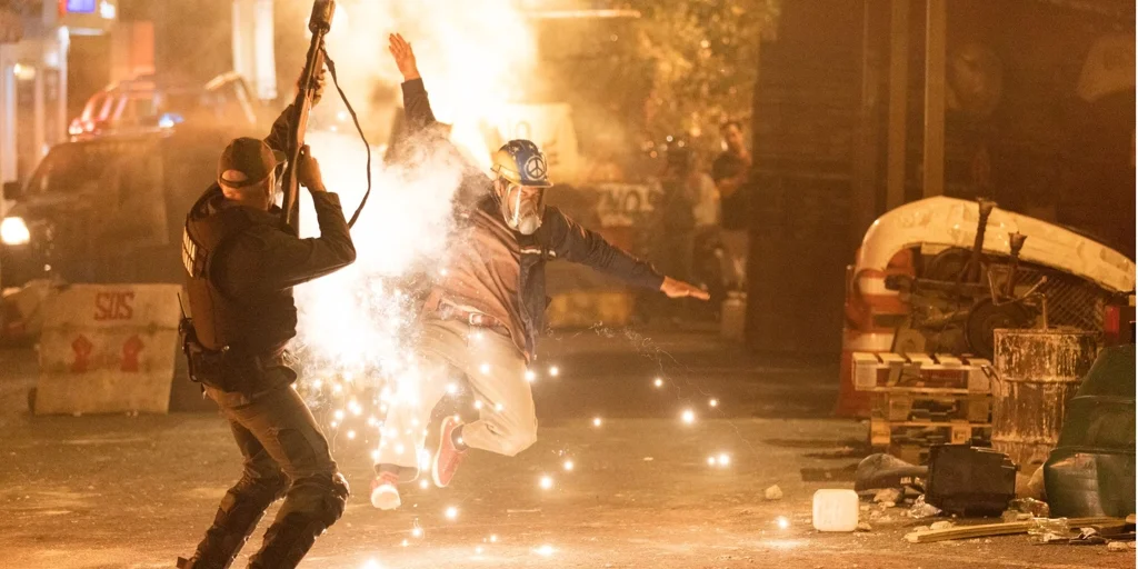 Los extras de 'Aún es de noche en Caracas', así fue rodar una herida en llamas