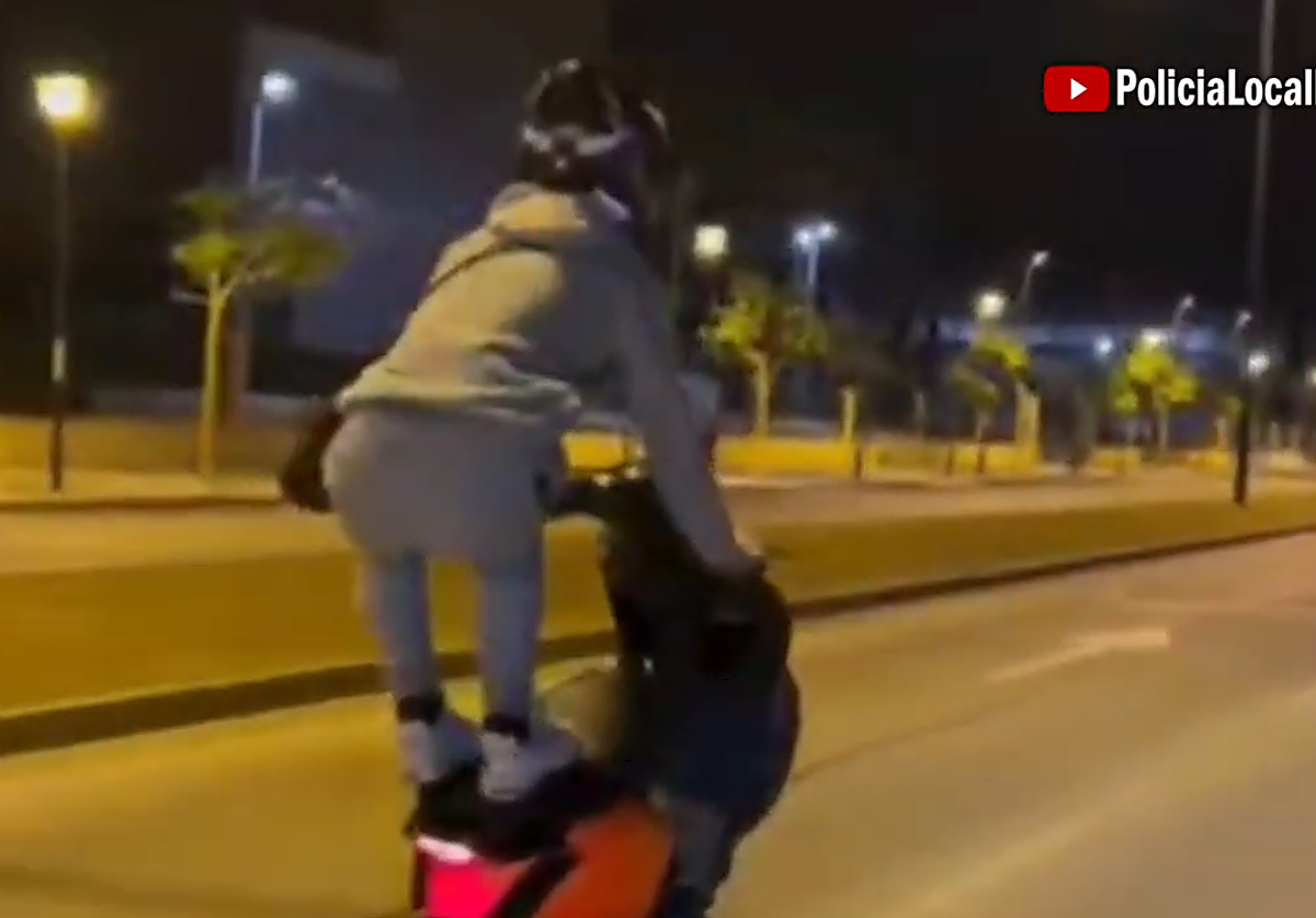 Adelantamientos temerarios, caballitos, conducción de rodillas... diez motoristas denunciados en Málaga por subir infracciones a redes