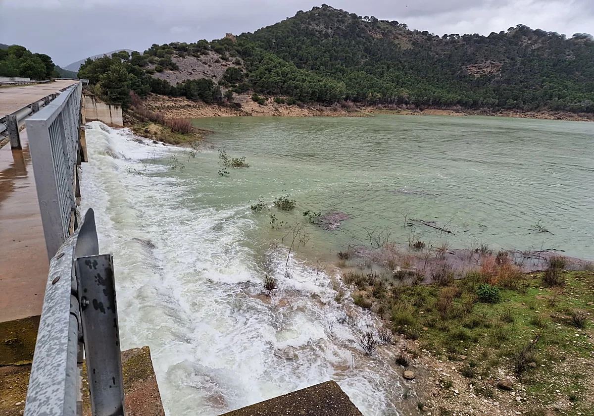 La doble curiosidad que encierra el embalse con más agua de Málaga: ¿hacia dónde rebosa el Guadalteba?
