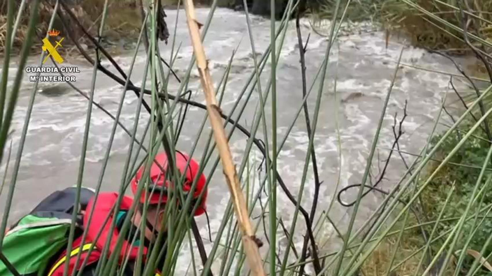 Localizan un cadáver en la zona donde buscaban a Caro, la mujer que fue arrastrada por el río en Sayalonga