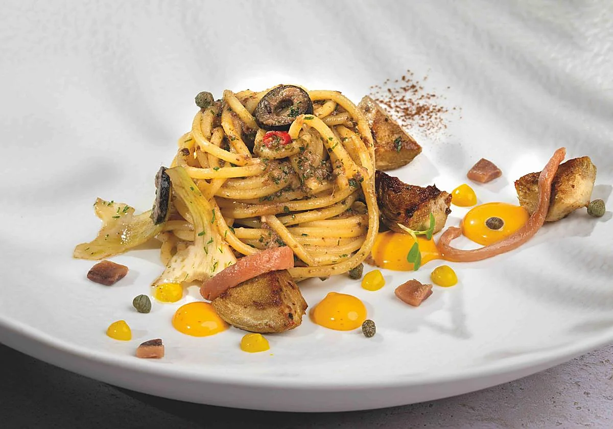 Espaguetis salteados con alcachofas y aceitunas negras