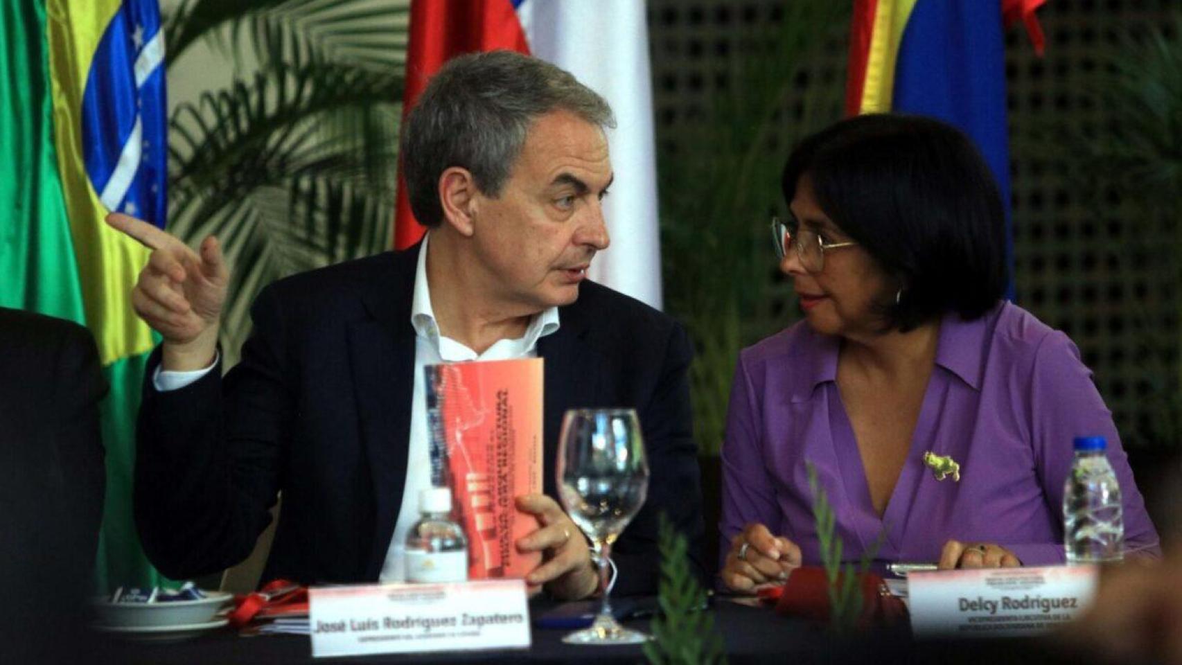 Zapatero vuela hasta Caracas para reunirse con Delcy Rodríguez y se verá también con la oposición venezolana