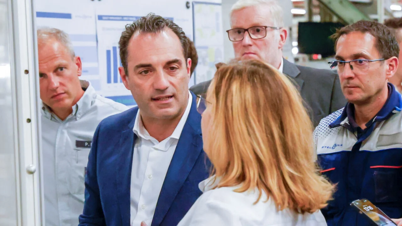 Stellantis se deja 22.200 millones y su CEO lo justifica así: “Estamos realizando los cambios necesarios”