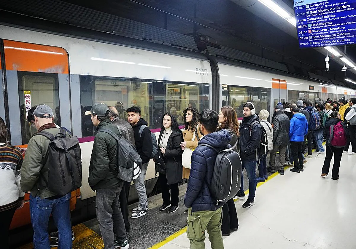 Usuarios frente a independentistas: dos manifestaciones para capitalizar el caos de Rodalies