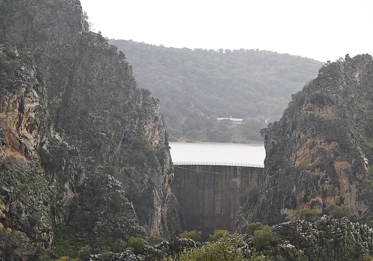 El Gobierno descarta el peligro inminente en la presa de Montejaque