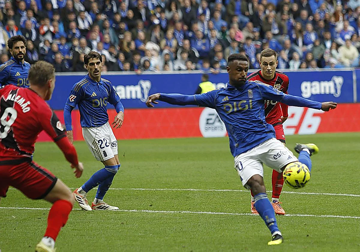 Suspendido el Rayo-Oviedo por los problemas en el terreno de juego